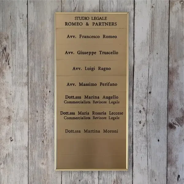 porta-targhe-in-ottone-romeo-partners